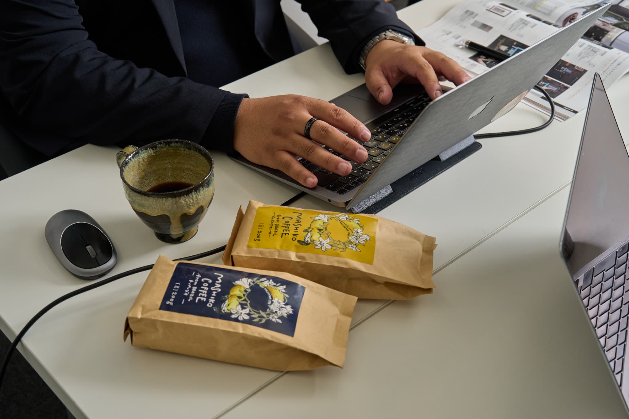 資料を見て打ち合わせる6人の会社員