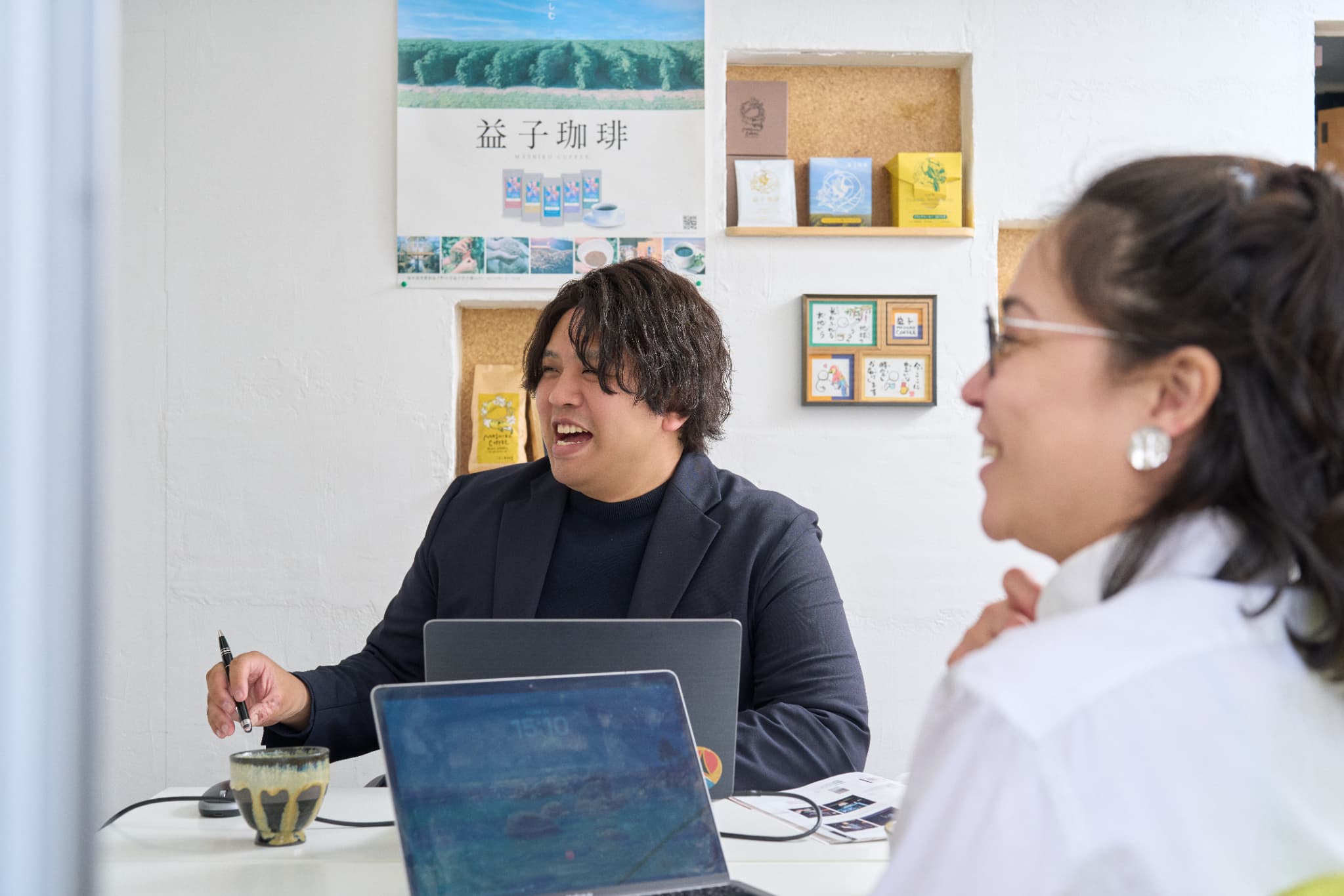 資料を見て打ち合わせる6人の会社員