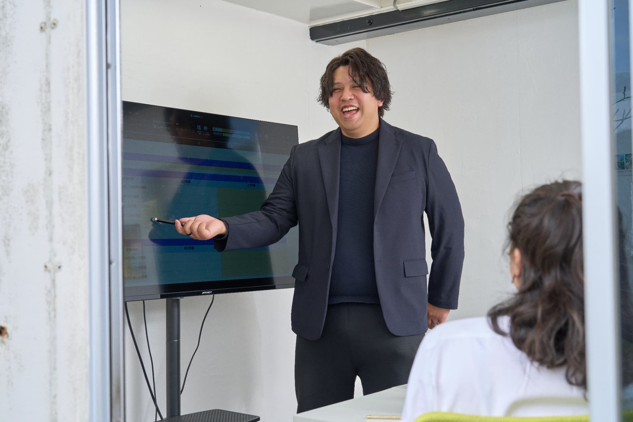 ノートパソコンを操作する男性の手