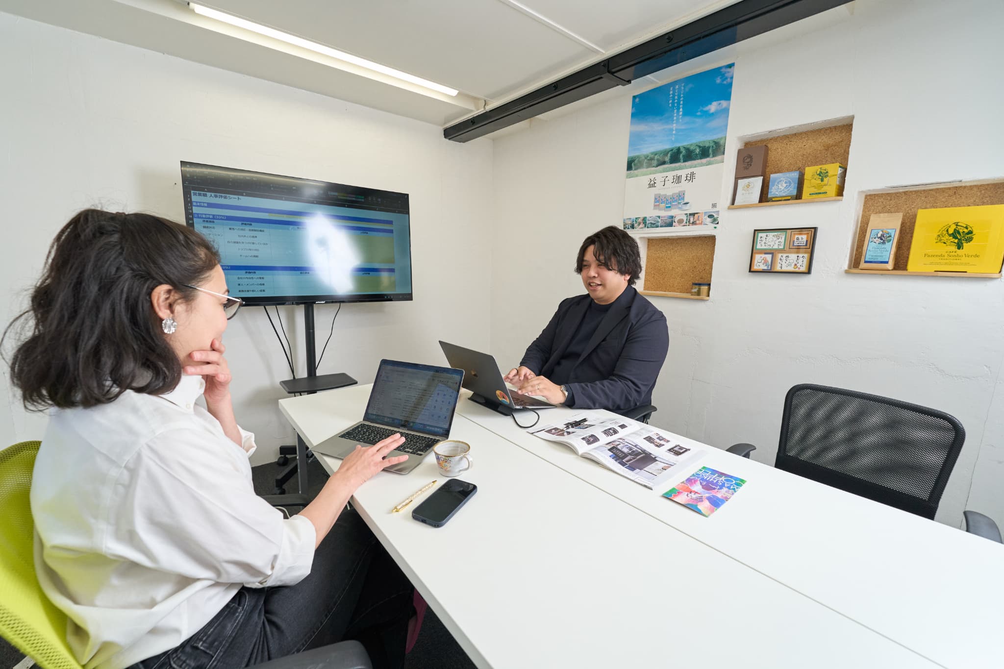 笑顔で会話する会社員