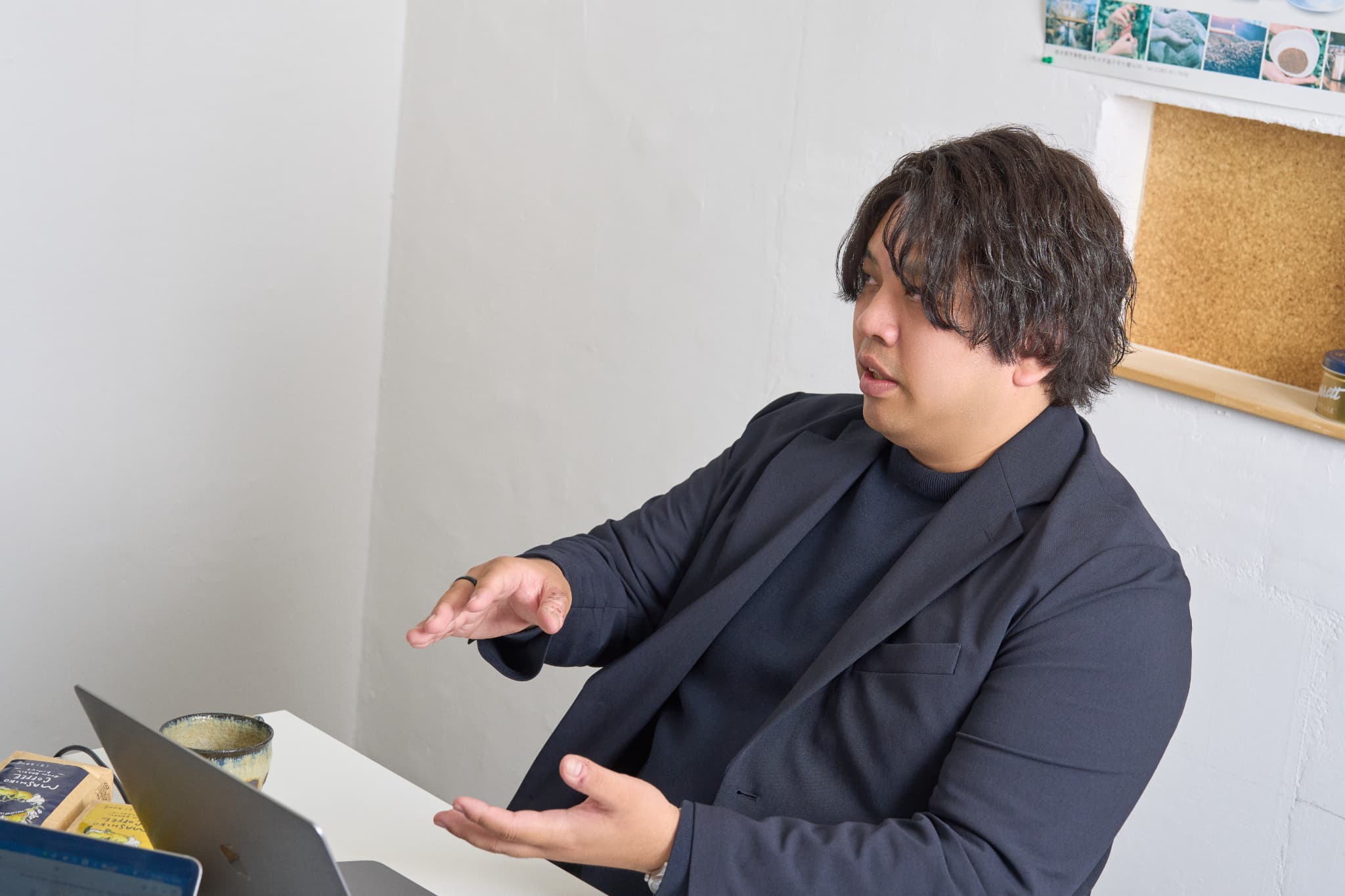 笑顔で会話する会社員