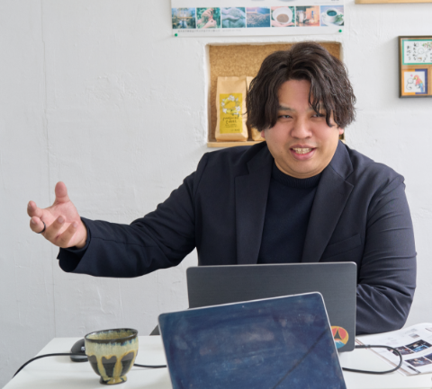 笑顔で会話する会社員