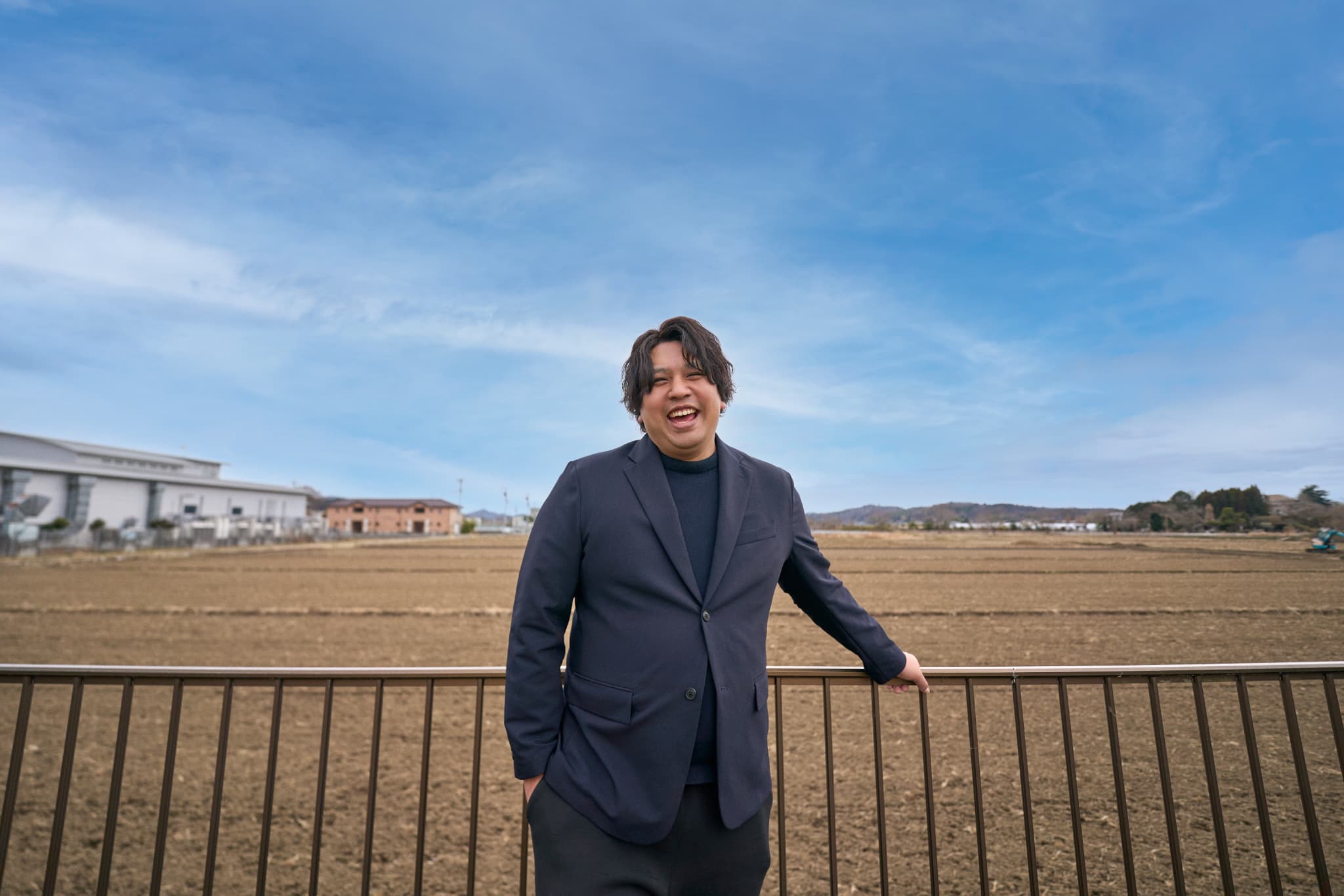 笑顔で会話する会社員