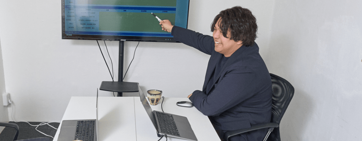 資料をまとめる女性会社員