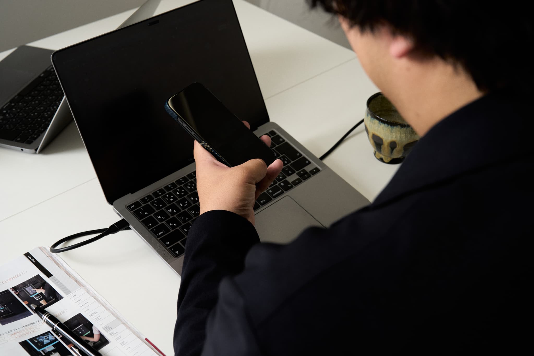 円卓で会議する会社員