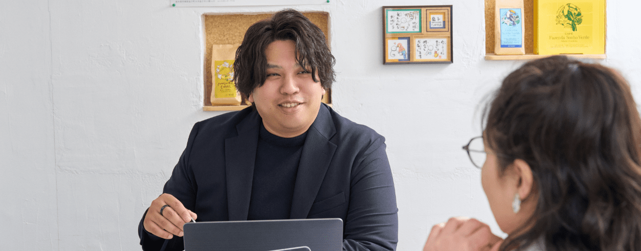 笑顔で対話する若い女性