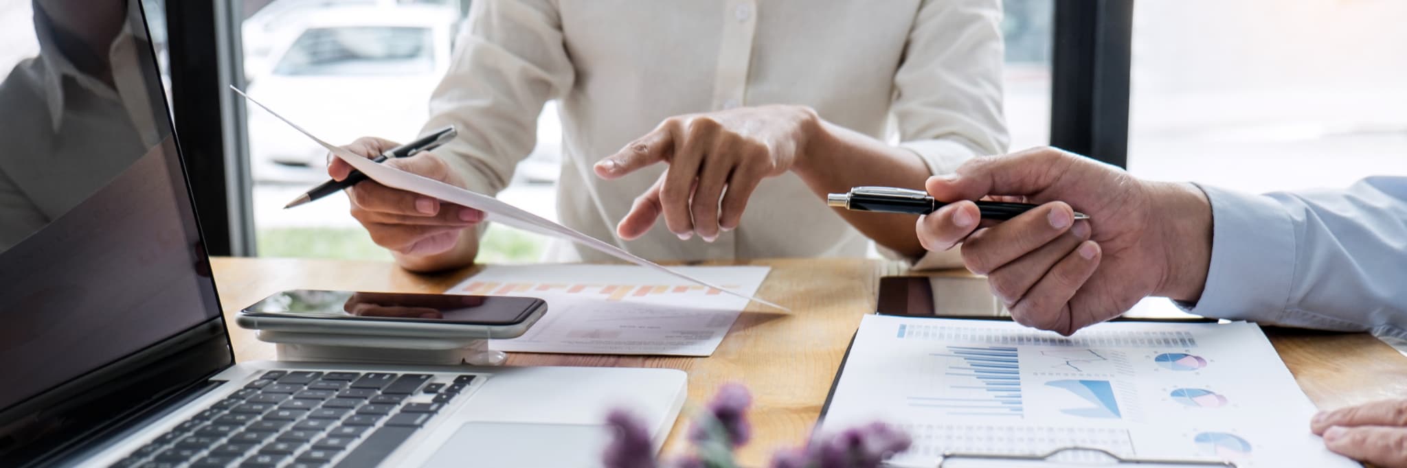 大きな窓があるおしゃれなオフィス