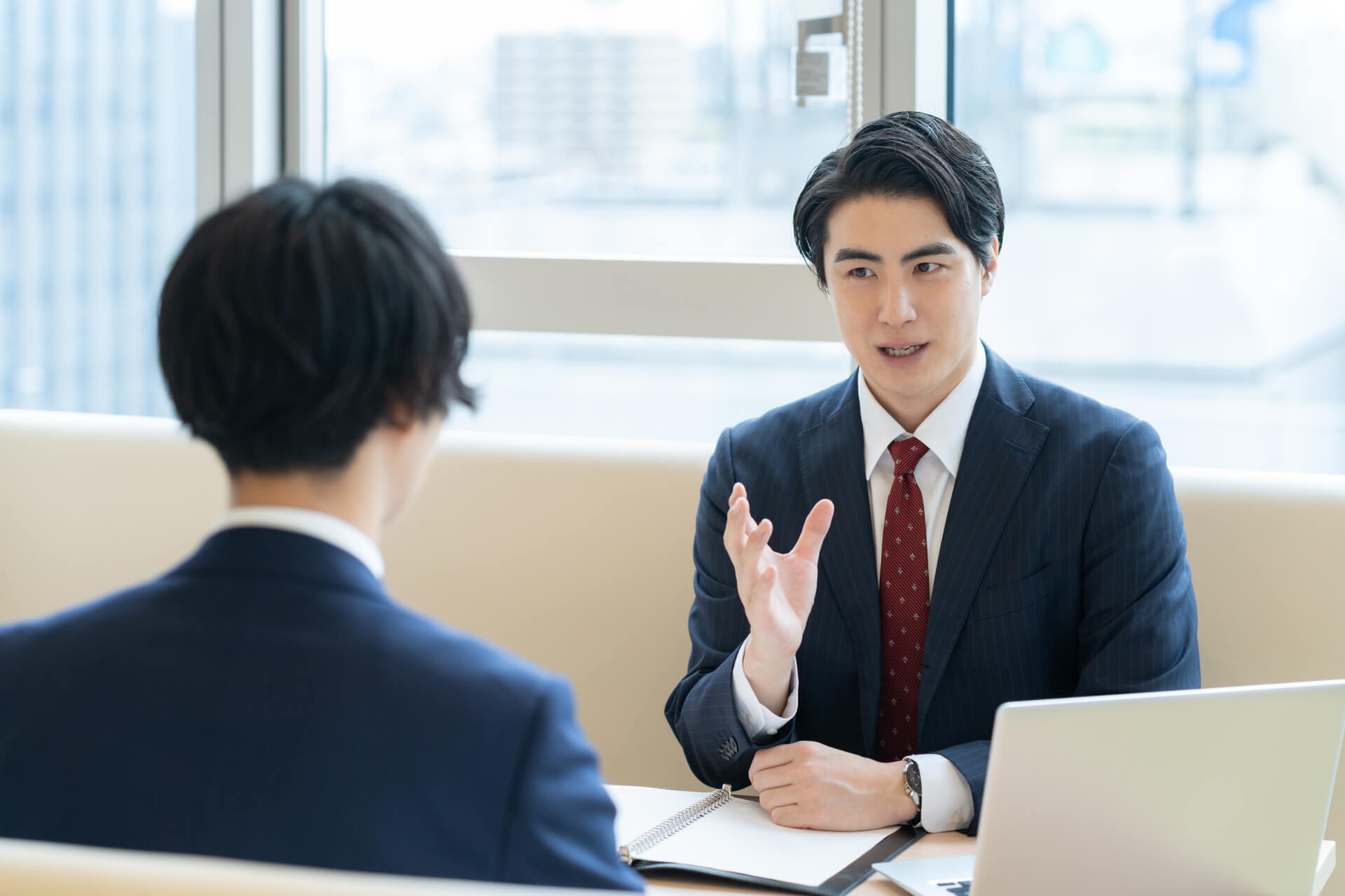 オフィスで商談を進める二人の男性
