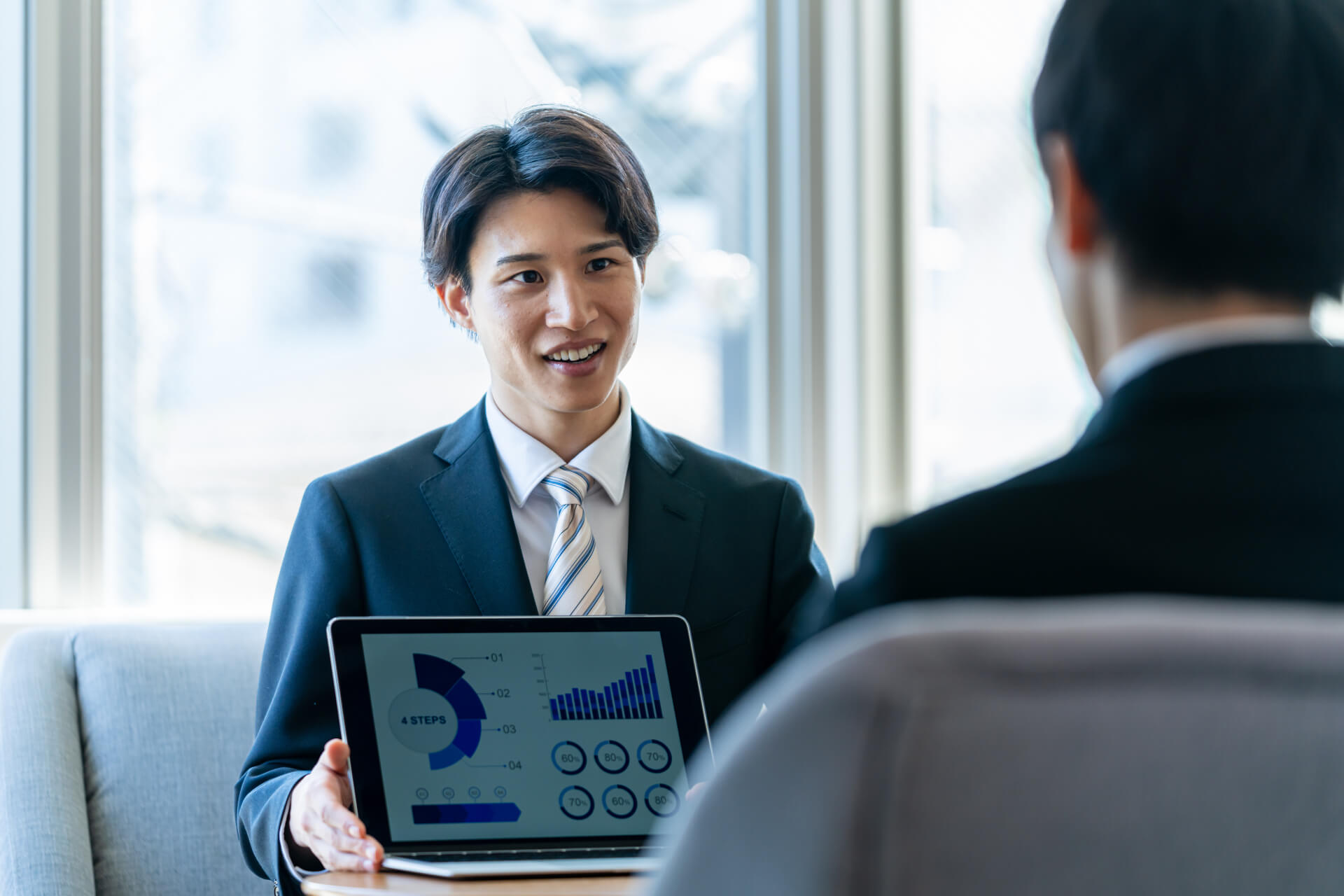 営業会議でデータを見せるビジネスマン