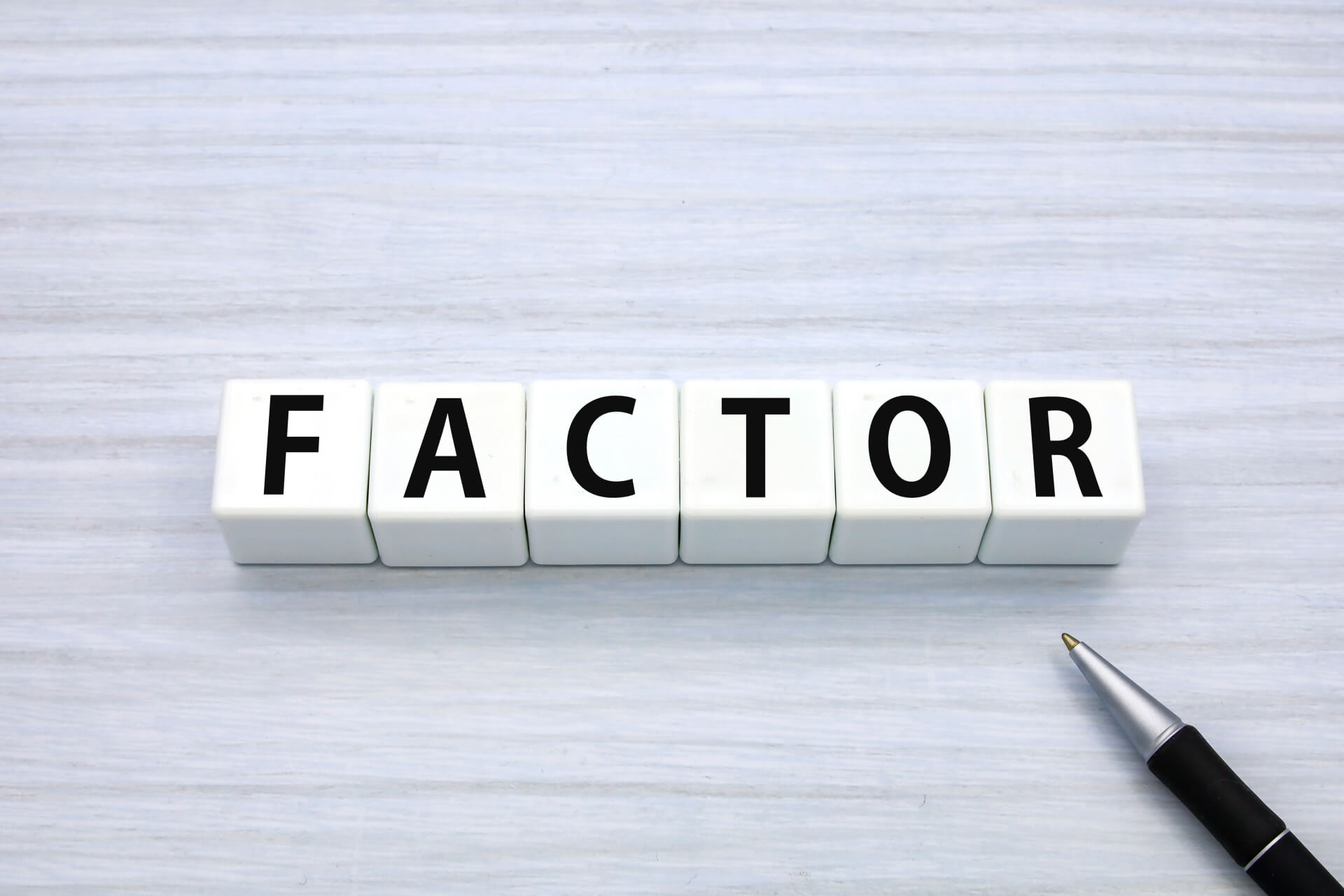 白い紙に置かれたFACTORブロック
