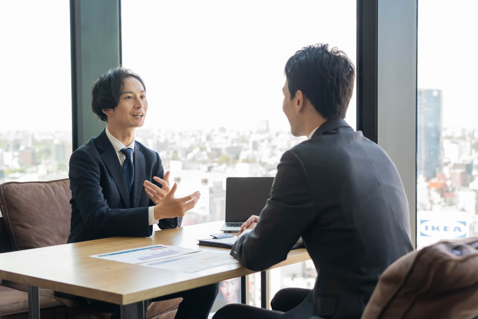 オフィスでの会議を行う二人