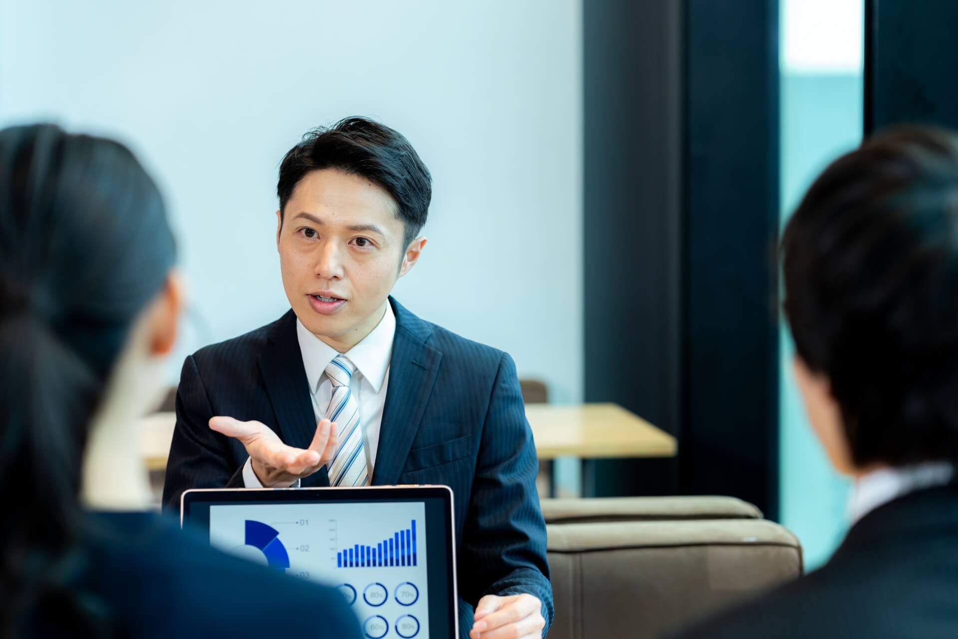 オフィスでの営業プレゼンテーション