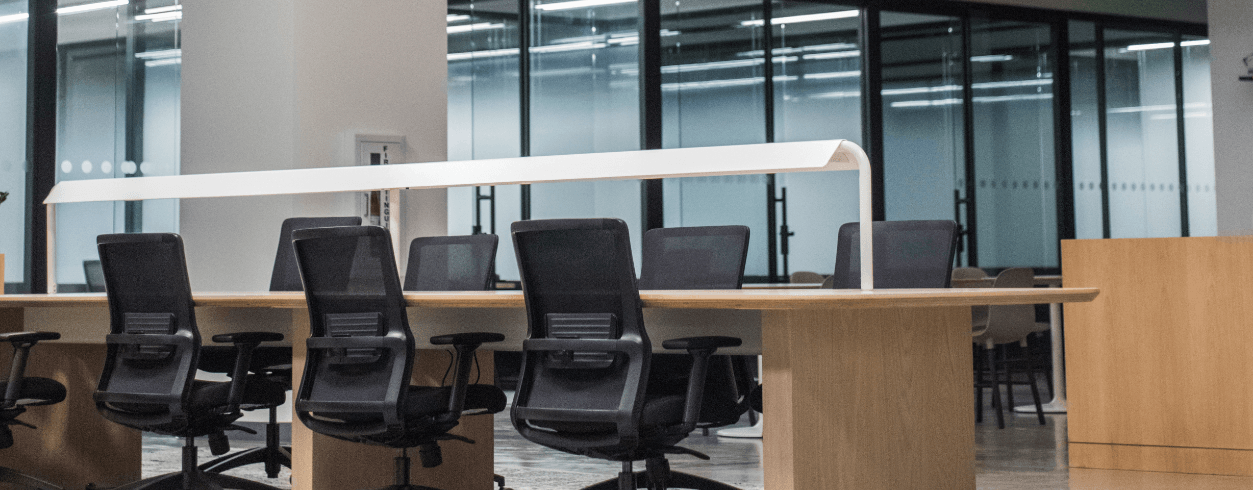 新しいオフィスの名が机とオフィスチェア