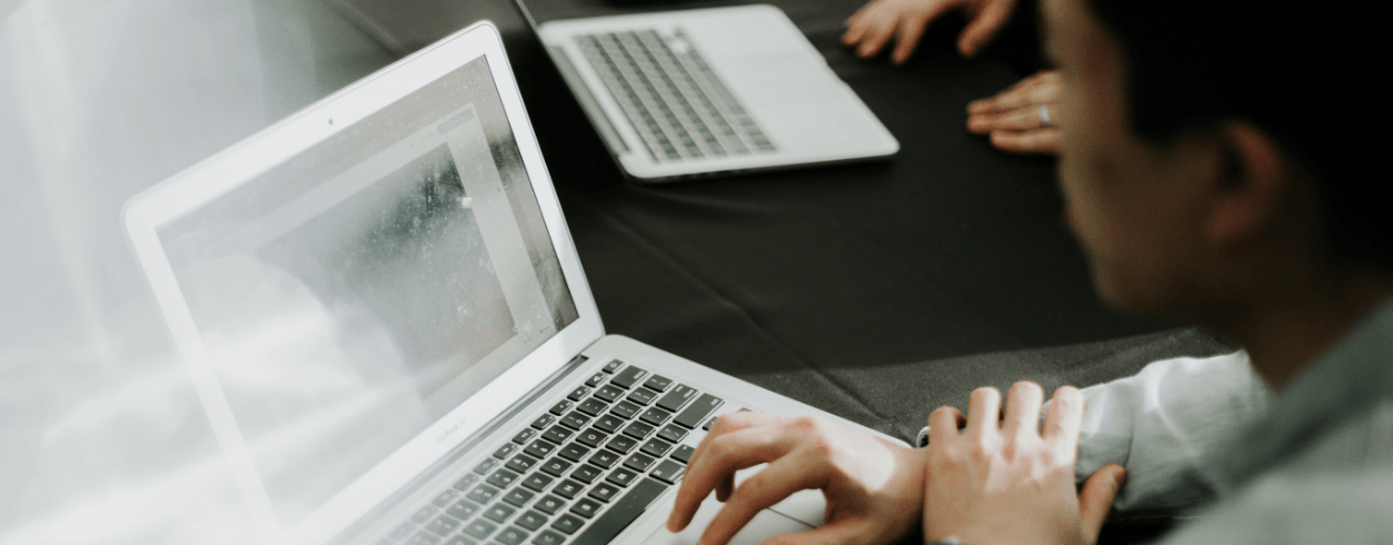 パソコンの画面を確認する会社員