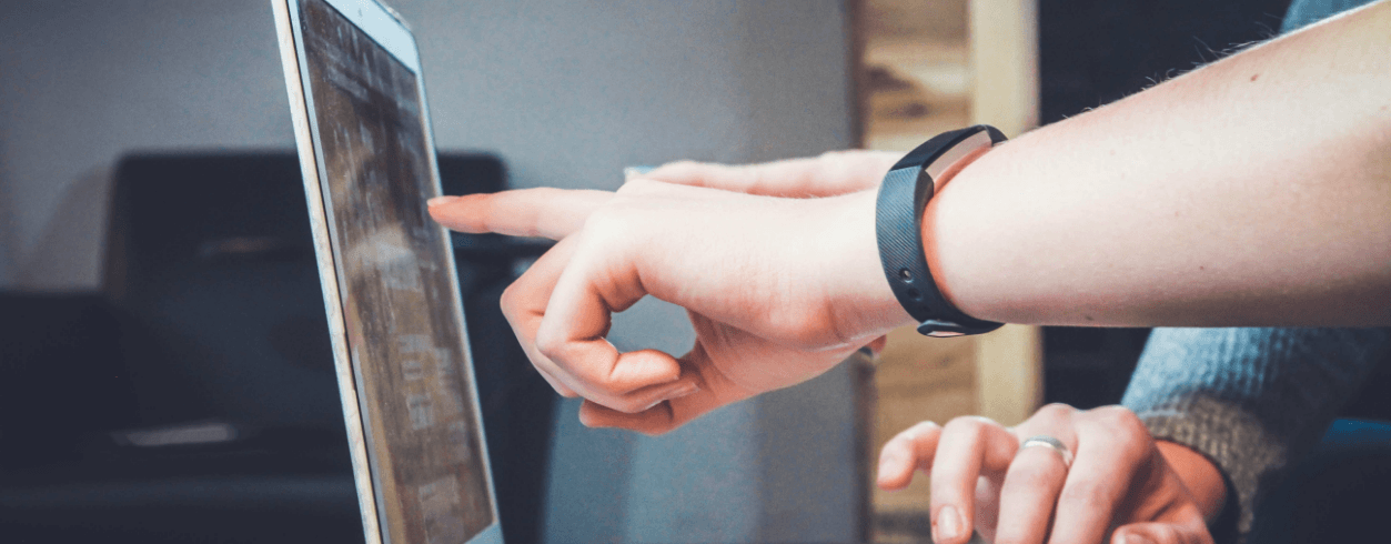 PC画面を指差す会社員