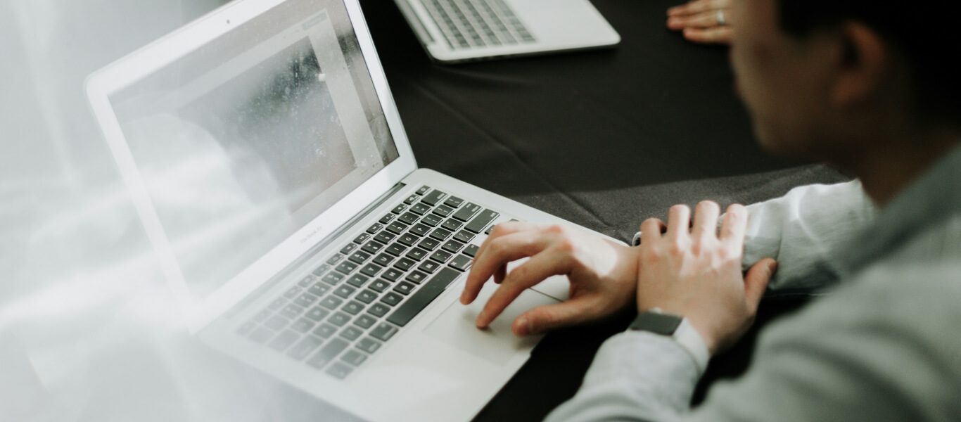 パソコンで作業する会社員