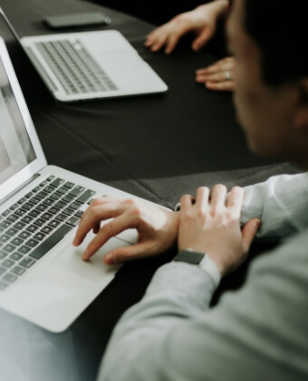 PCで作業する会社員