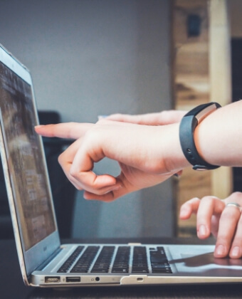 PCの画面を指差す会社員